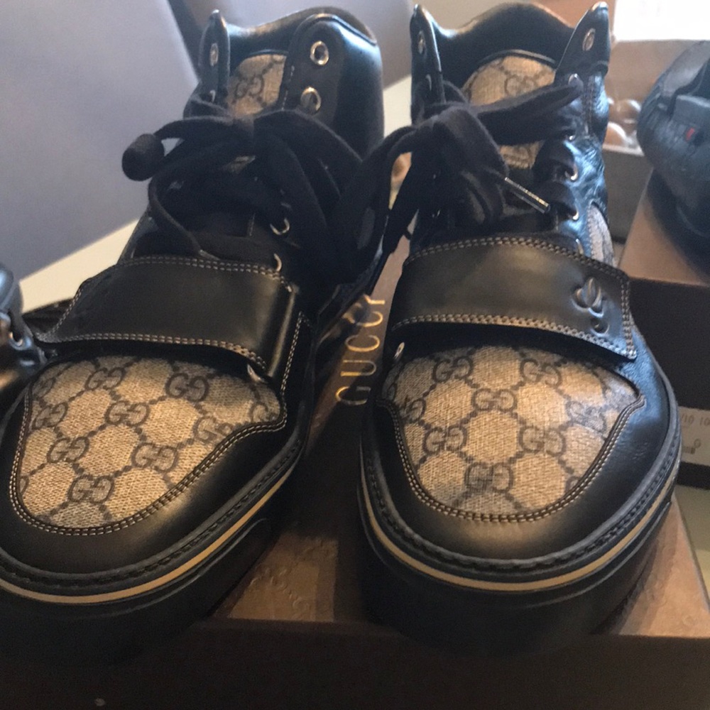 Mens Gucci sneakers. Slight fading. Navy blue